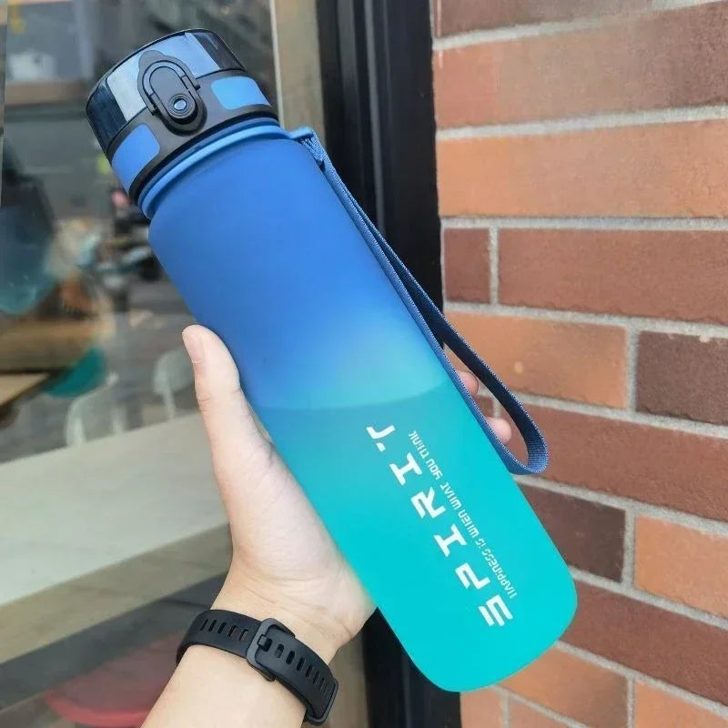 BOTELLA DEPORTIVA TRANSLUCIDA PARA EJERCICIO
Botella deportiva de diseno translucido y minimalista, disponible en tres tamanos: 500ml, 650 ml y 1000ml. Ideal para llevar tu hidratacion a todos lados.
Fabricado en material res